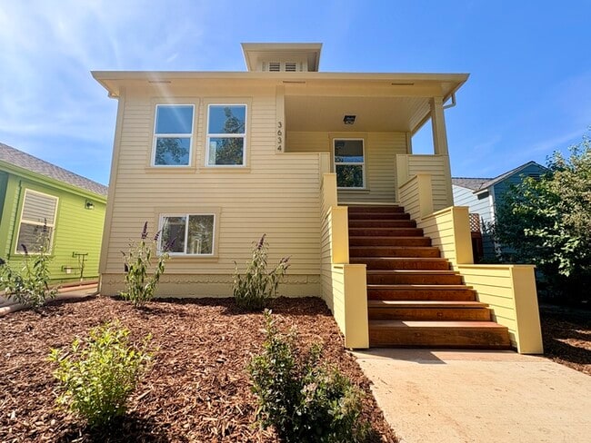 Building Photo - Beautifully updated 2/1 in North Oak Park! Located Close to UC Davis Med Center + MgGeorge Law Sc...