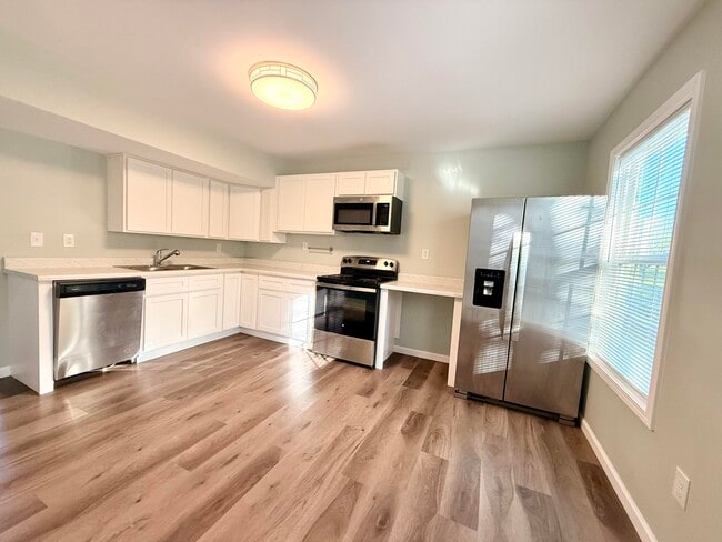 Photo - 250-264-264 Hycliff St