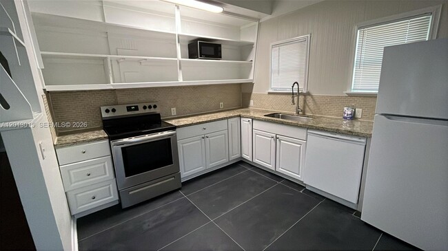 Building Photo - 834 SW 11th St Unit C