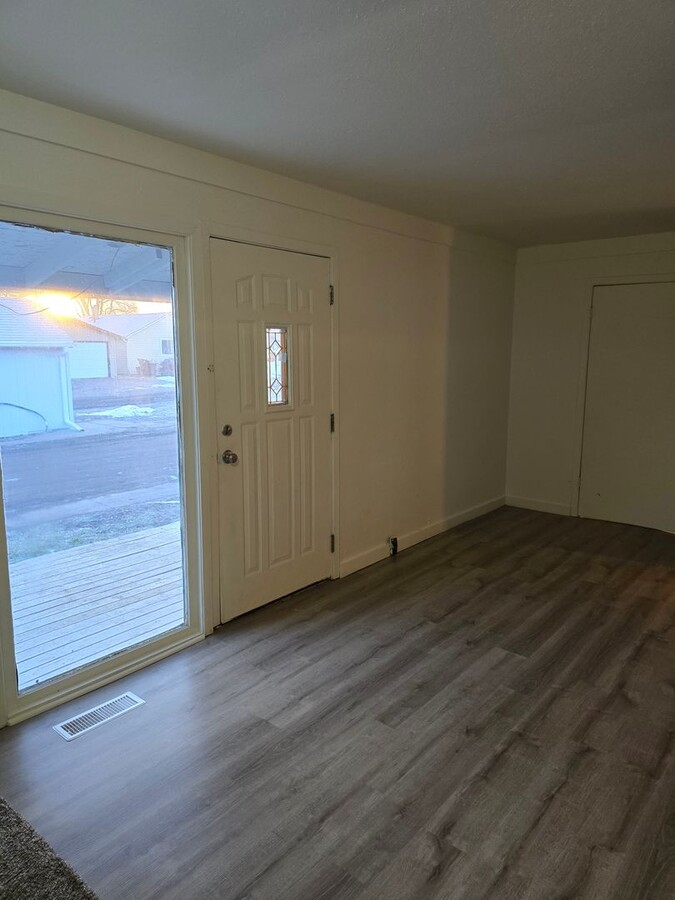 Photo - RENT SUX - 110 ALDERSON STREET