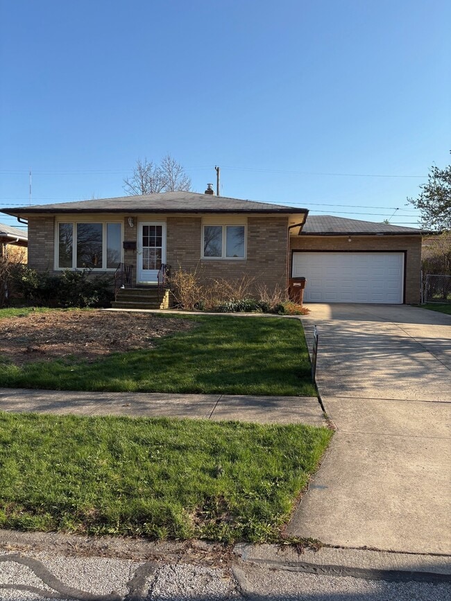 Building Photo - 2921 Woodlawn Dr