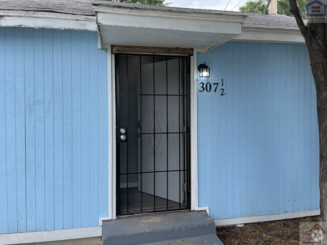 Building Photo - 307 1/2 SW 19th St Rental
