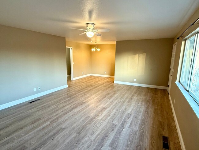 Photo - One level duplex in Windsor with 1 Car Garage, Cats Ok!