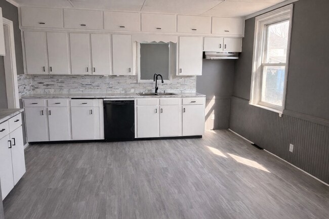 Building Photo - Large 3-Bedroom Home with Loft, Basement and 2-Car Garage!