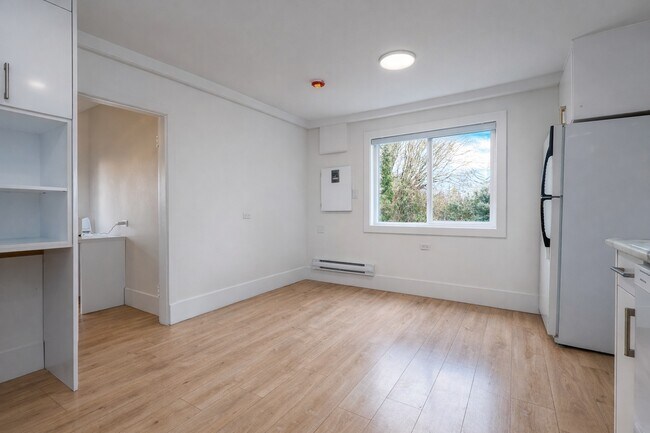 Photo - 16952-16940 40 Ave