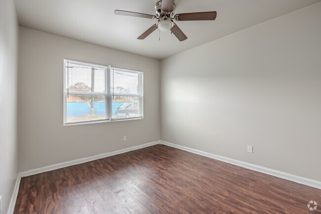 2BR, 2BA - 1000SF