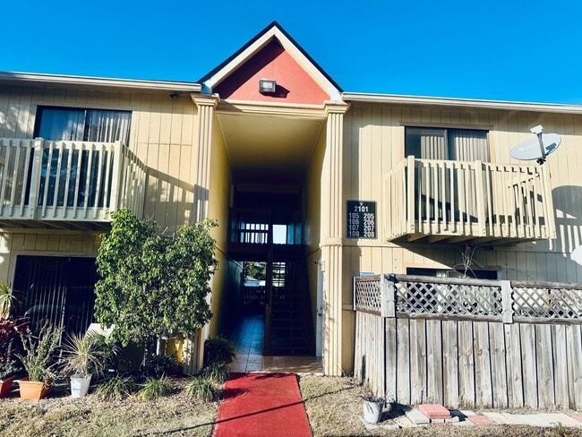 Building Photo - Low-Maintenance 2 Bedroom Condo with Modern Comforts Unit 206