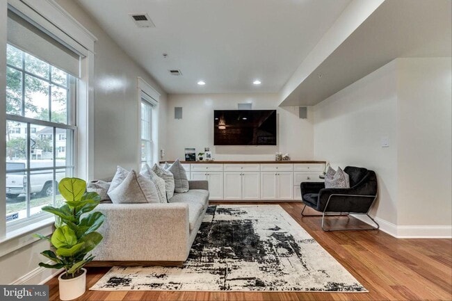 Photo - 820 W Glebe Rd