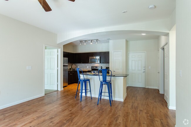 2BR, 1BA - 993 SF