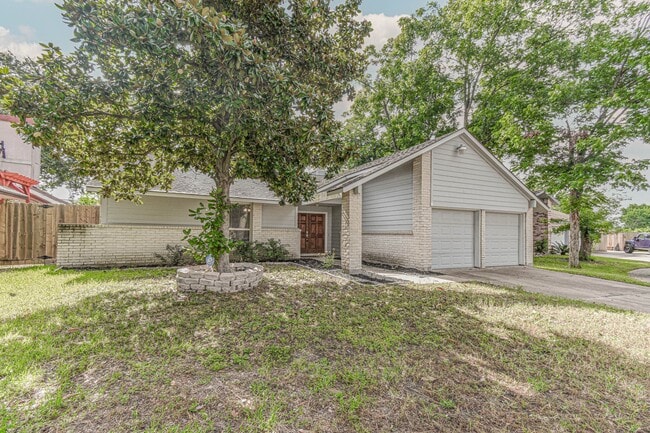 Building Photo - 8806 Lakeside Forest Dr