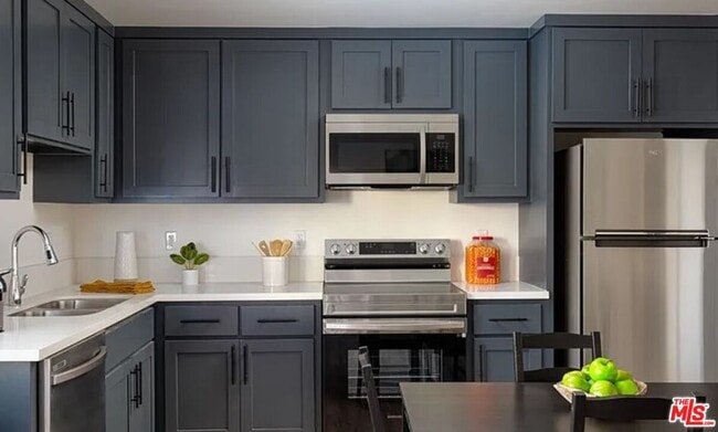 1320 W 37th St