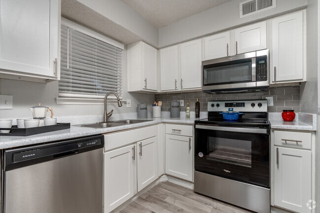 1BR, 1BA - 725SF - 18Eleven Frankford Apartments
