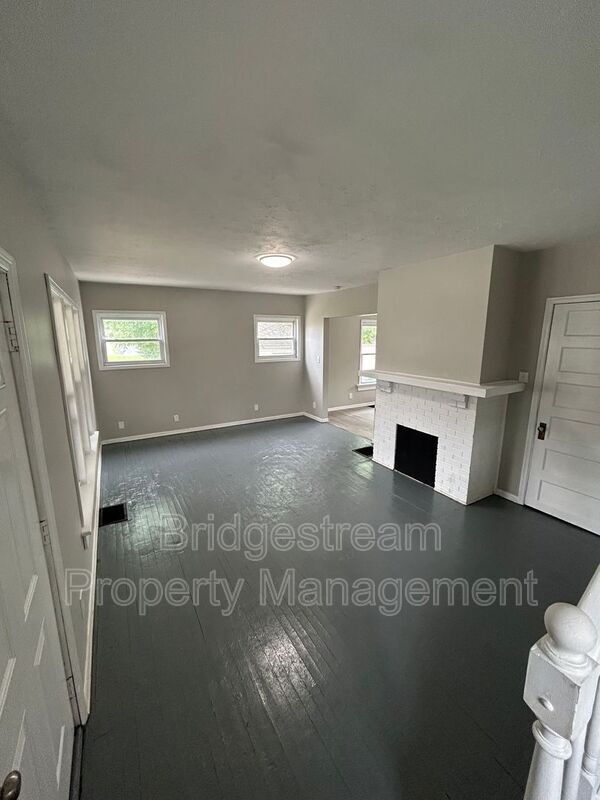 Photo - 279 S Findlay St