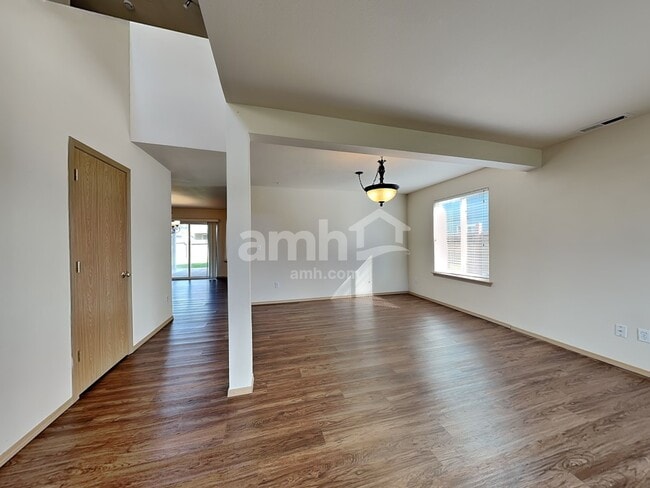 Photo - 1107 202nd St E