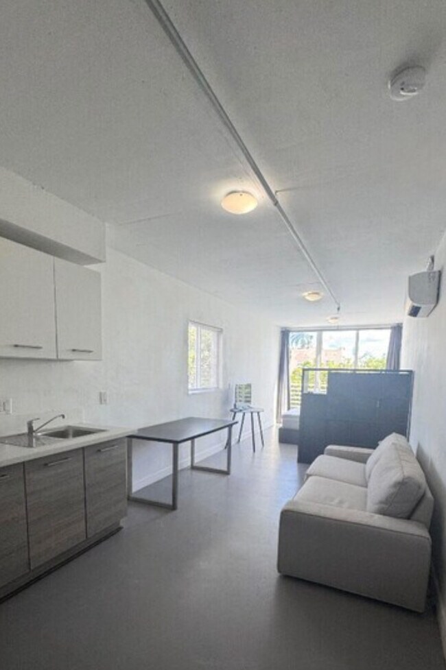 Photo - 542 SW 3rd St Apartamentos