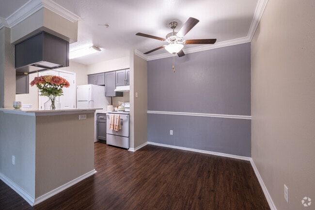 1BR, 1BA - 632SF - Dining Room