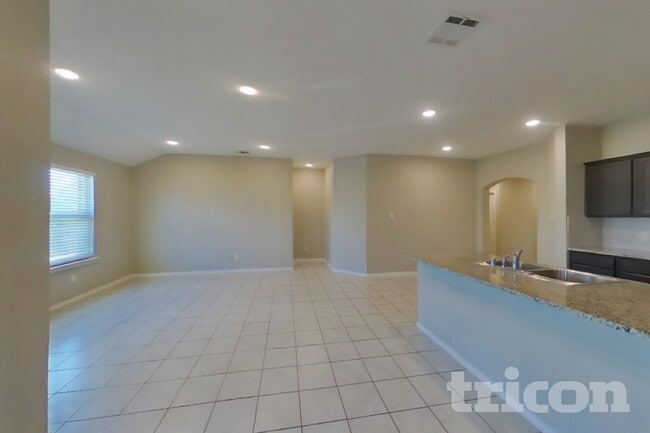 Photo - 916 Roland Dr