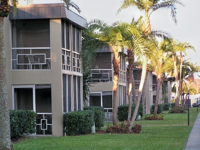 Imperial Palms Apartments