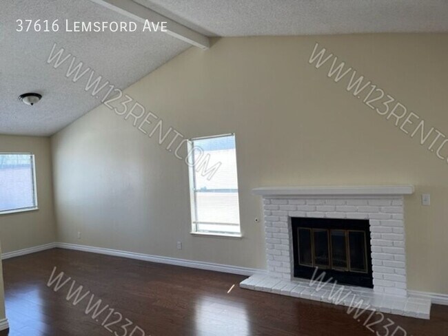 37616 Lemsford Ave