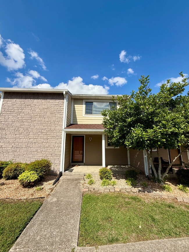 Building Photo - 2 Bedroom Townhome in Greenbrier Unit 13