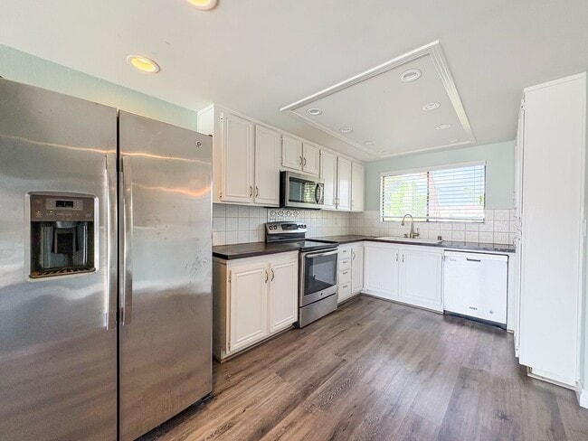 Great 1B/1.5BA + Den in Carlsbad! - Great 1B/1.5BA + Den in Carlsbad! Condo Unit D