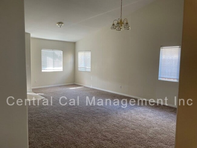 Photo - 5 Bedroom, 2 Bath Home in Desired Northwest - $2895 Per Month!