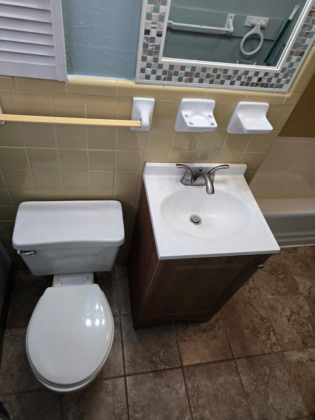 Photo - 1702 Wakefield Dr NE