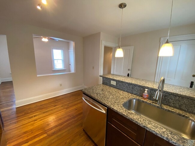 Photo - Kerr St 694-696 GW2 Unit 696 (Upper)