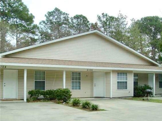 Building Photo - 2 bedroom 1 bath apartment. Living has vau...