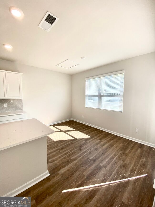 Photo - 256 Lauritsen Way