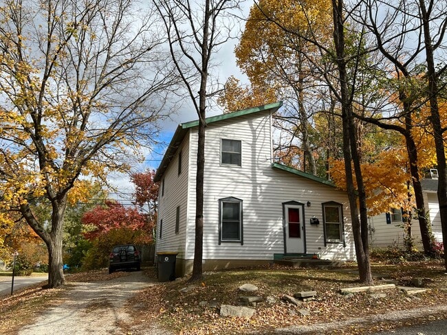 Building Photo - 3 Bedroom Available August 2026; Monthly r... Rental