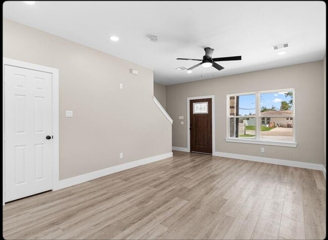 Photo - 102 Schade Ln
