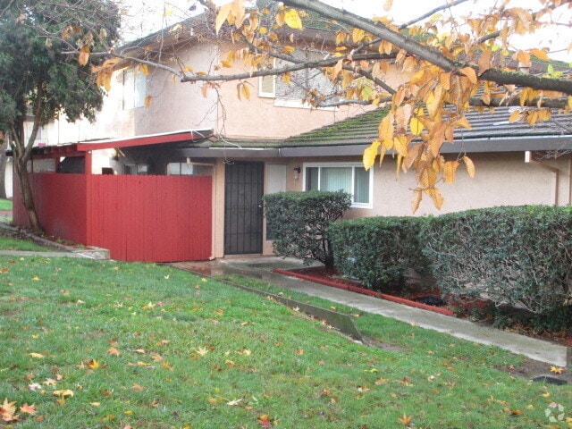 Building Photo - Townhouse condo Hillsdale Oaks Unit 3