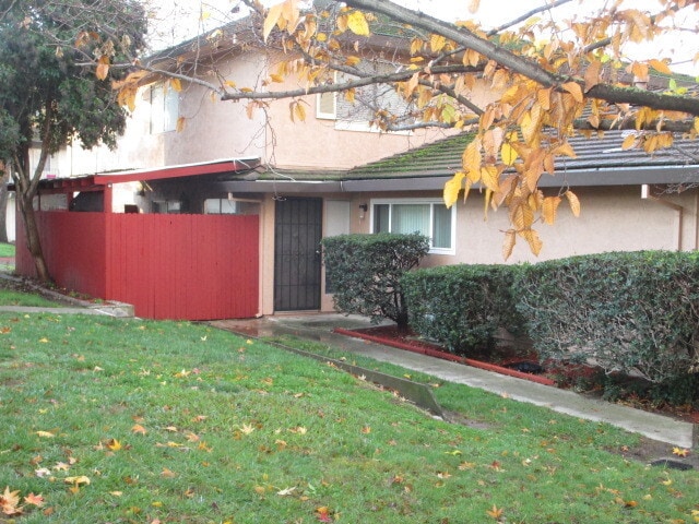 Building Photo - Townhouse condo Hillsdale Oaks Unit 3