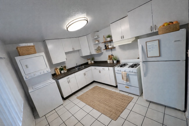 Photo - 911 E 10th St Unidad 2