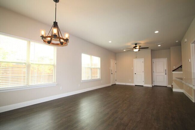Townhome @ Jameson St. | Luxury 3 Bed / 2.5 Bath | Private Fenced Backyard