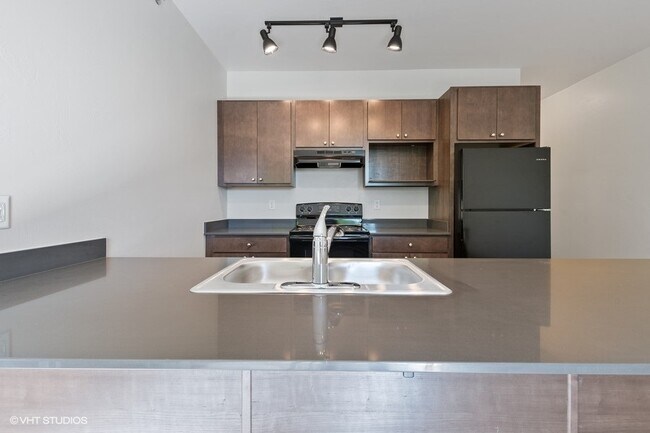 Photo - Silvertip Quarters