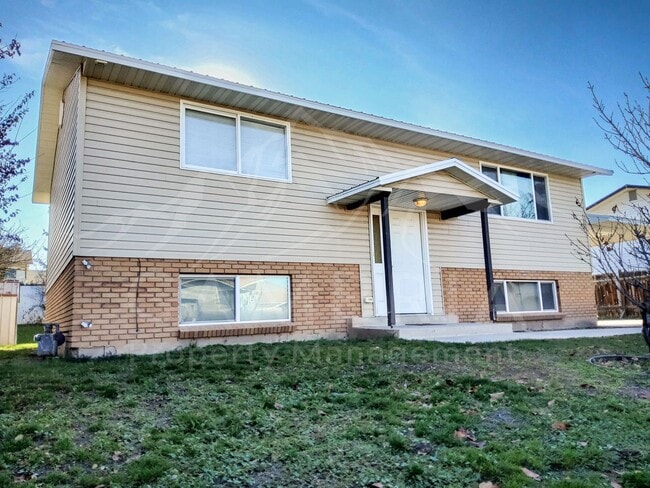 Lovely 4 BR Home in West Valley - Lovely 4 BR Home in West Valley