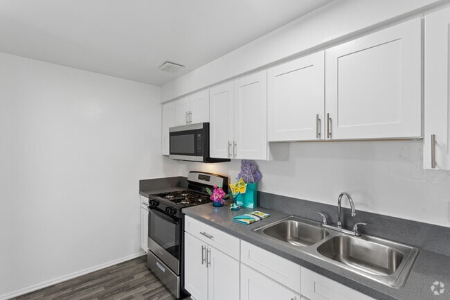 1BR, 1BA - 600SF - Kitchen - Los Olivos Apartments