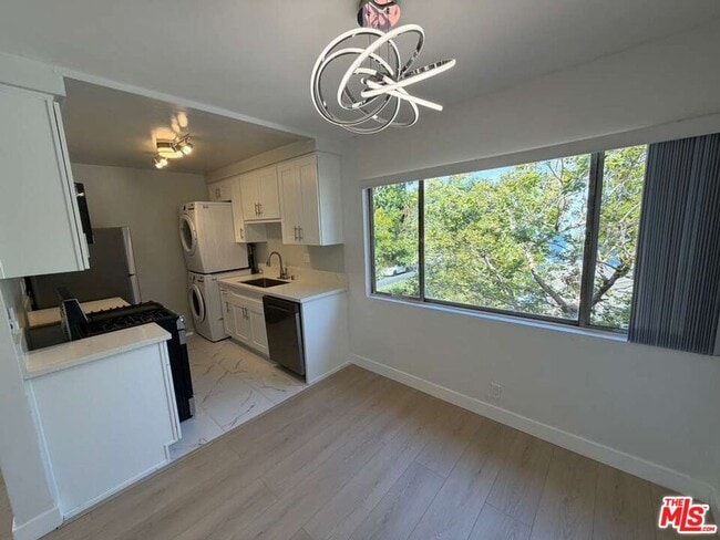 Photo - 7607 Norton Ave Unidad Front