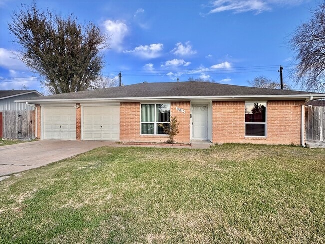 Building Photo - 8215 Lugary Dr