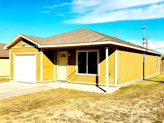 Photo - Great 3-bedroom house with a fenced backyard.
