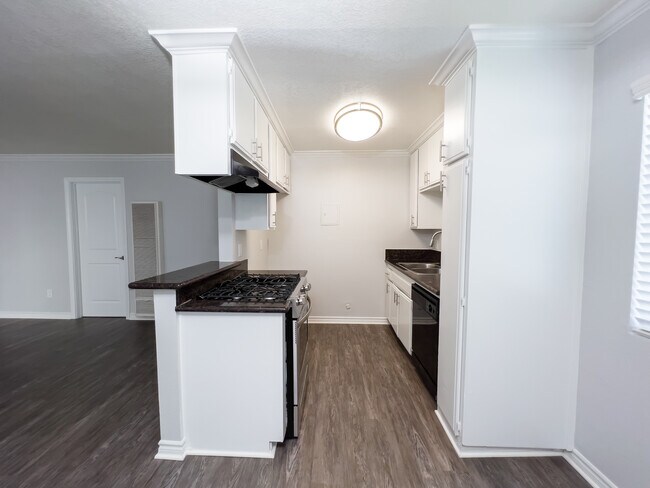 Photo - Granada Court Apartments