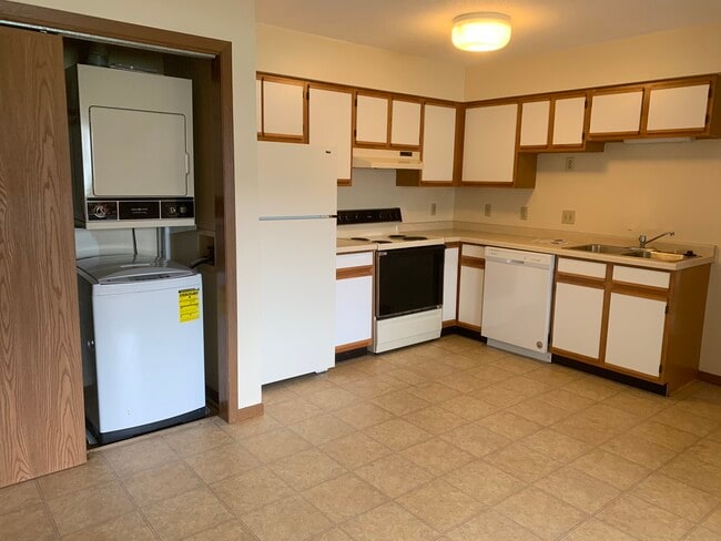 Photo - 402 3rd St W