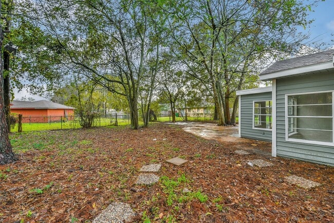 Building Photo - 500 Farrer St