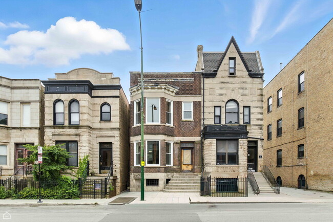 Building Photo - 909 W Addison St Unit 2 Rental