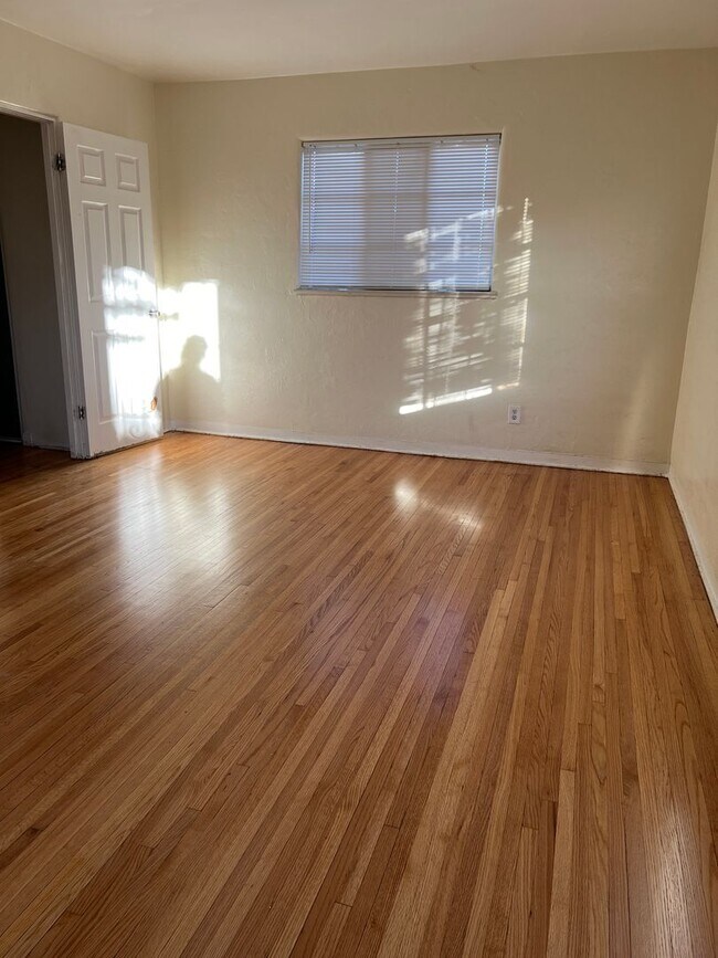 Building Photo - 1404 Carlisle Blvd SE Unit 1406 1/2 Rental