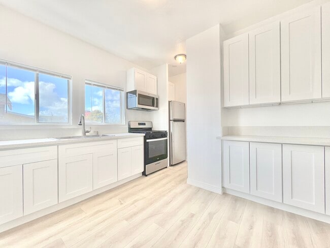 707 W 48th St