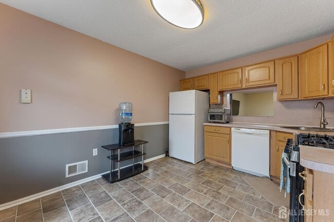 Photo - 403 Red Crest Ln