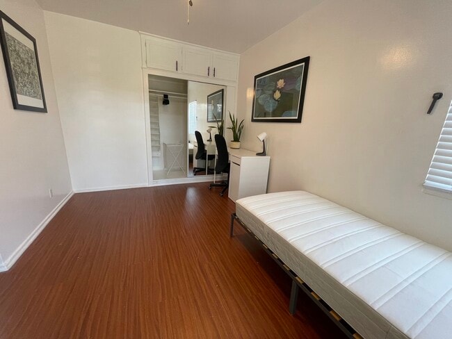 Photo - 2901 Kenwood Ave